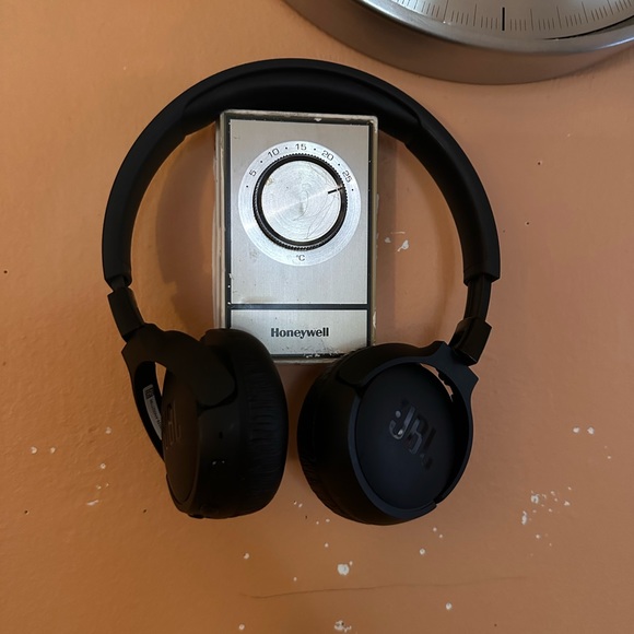 JBL black wireless headset - Picture 2 of 3